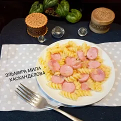 Макароны с сосисками и луком на сковороде