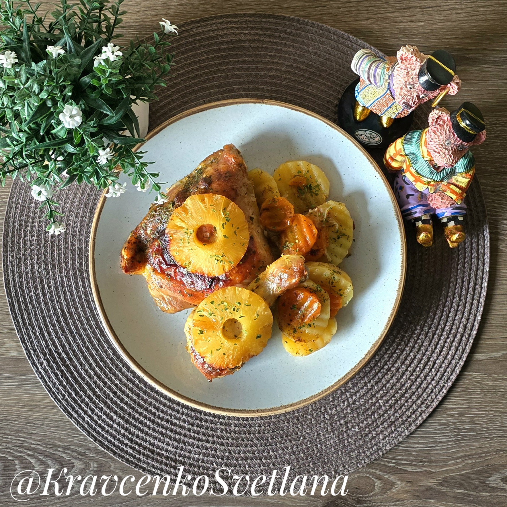 Курица с картошкой и ананасами