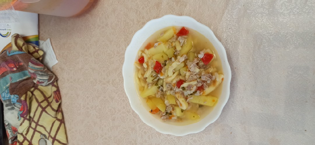 Суп мясной с овощами и рисом и лапшой из яйцеблина