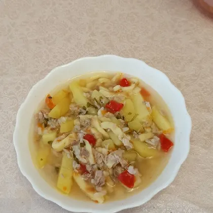 Суп мясной с овощами и рисом и лапшой из яйцеблина