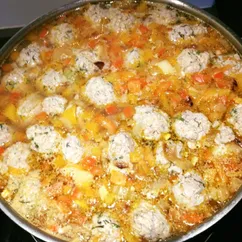 Куриные фрикадельки с овощами в горшочке