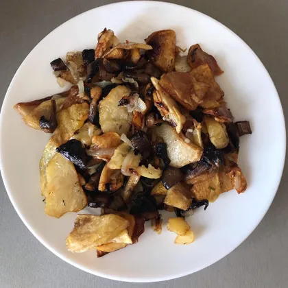 Картофель, жаренный с грибами и луком на сковороде