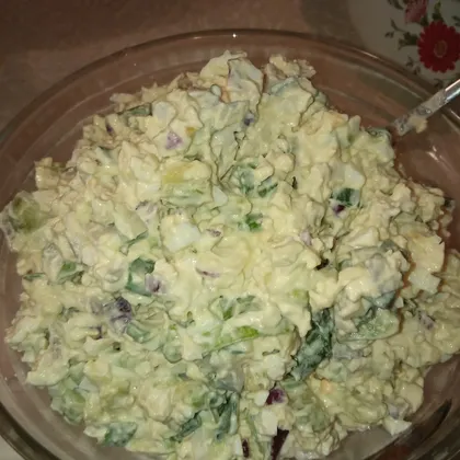 Лёгкий салат с индюшкой и авокадо