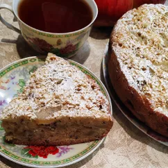 Бисквит с яблоками и грецкими орехами в мультиварке