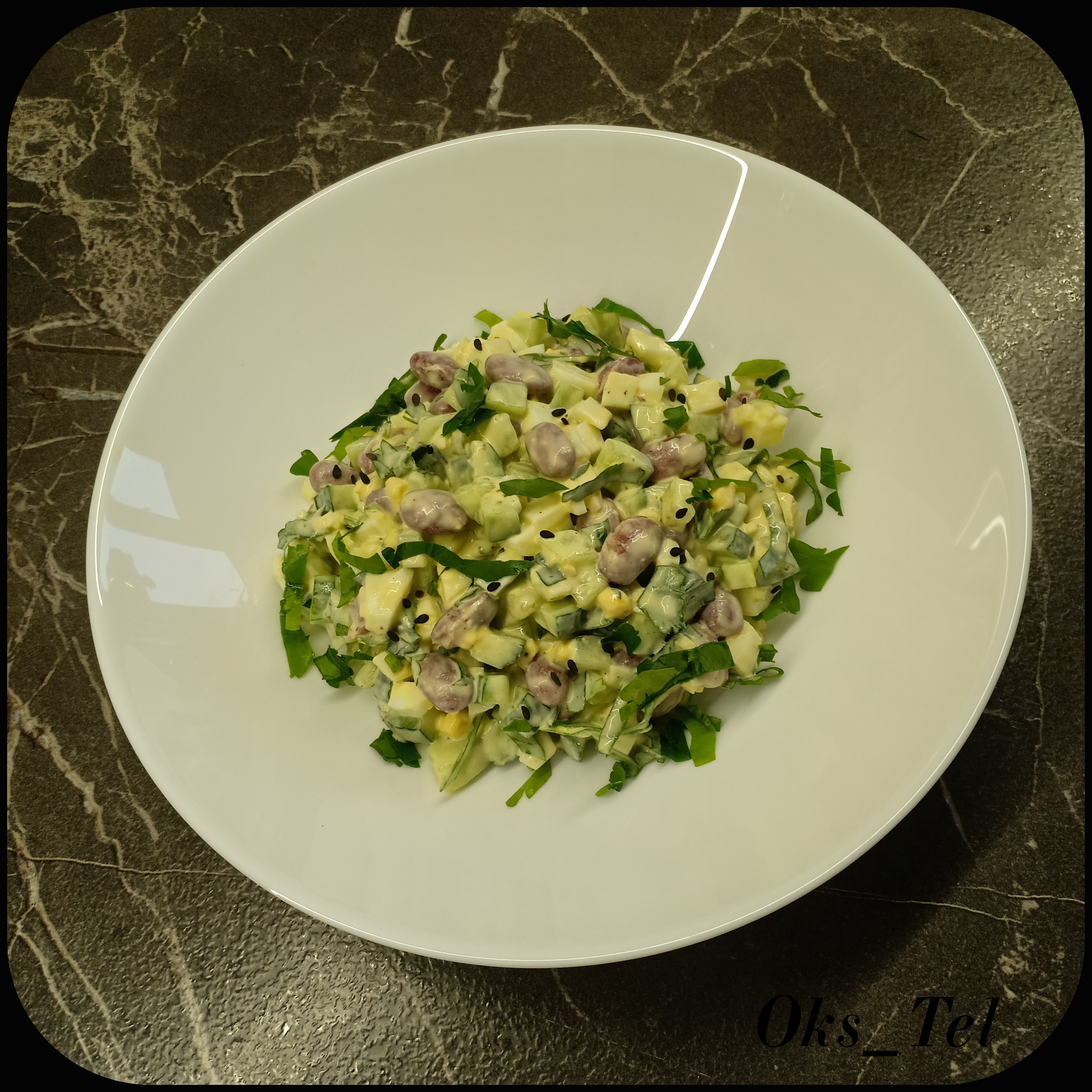 Салат с фасолью, огурцами и яйцами