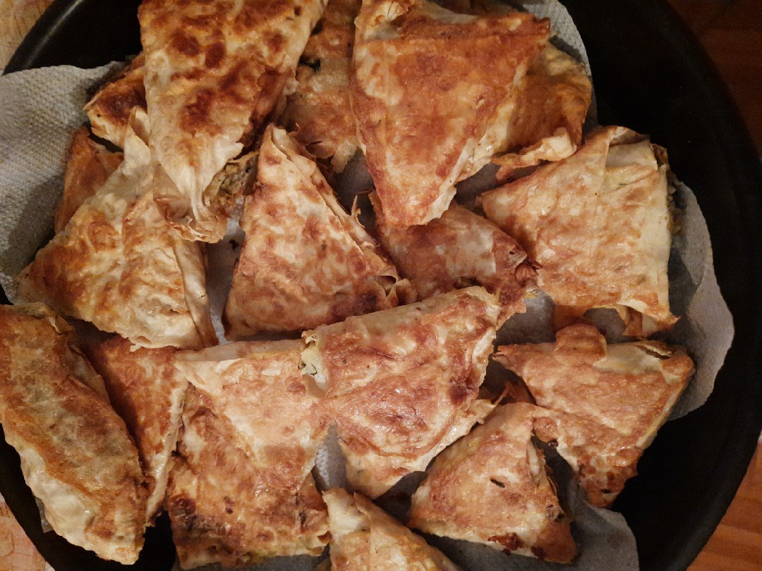 Закусочные пирожки из лаваша с зелёным луком и яйцом