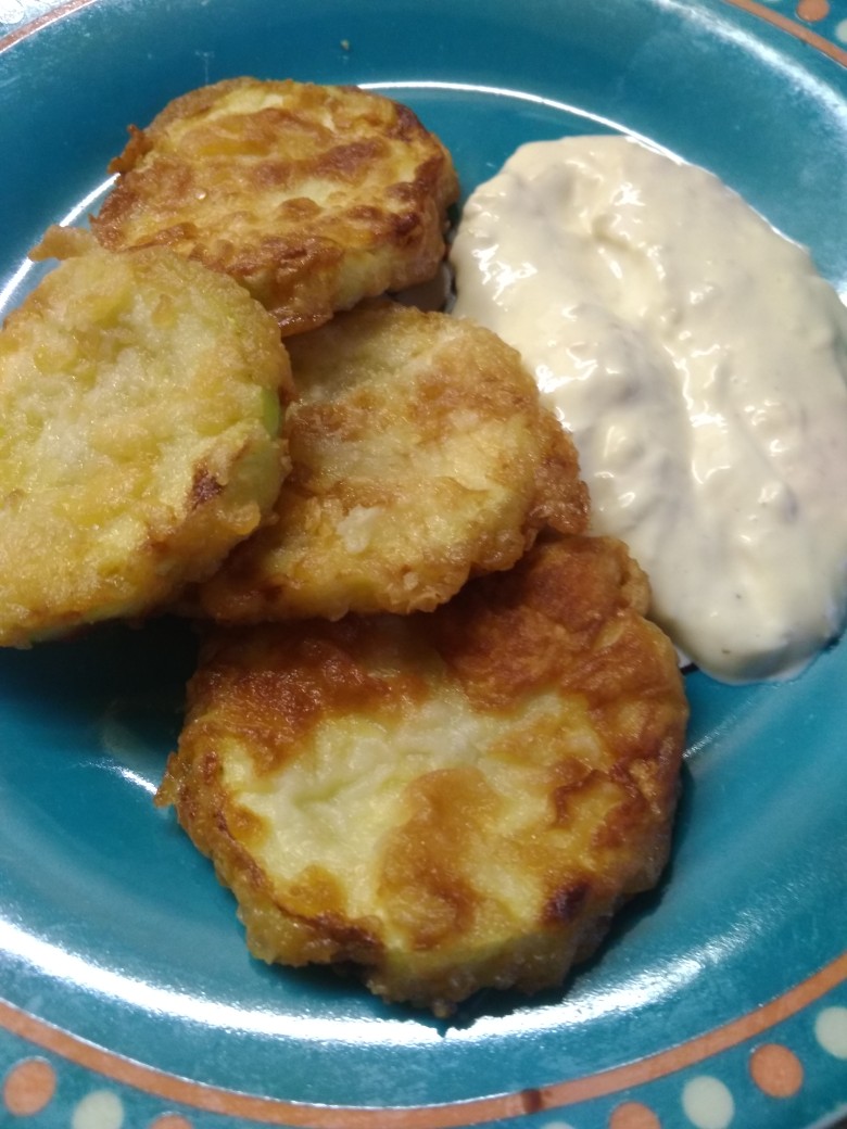 Кабачки в кляре с чесночным соусом
