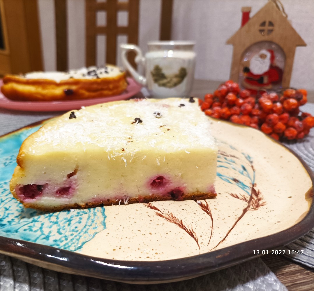 Пирог в мультиварке со сливочным сыром и замороженными ягодами