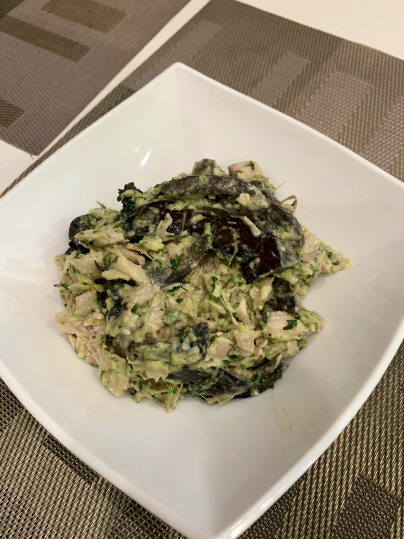 Салат с баклажаном, авокадо и курицей