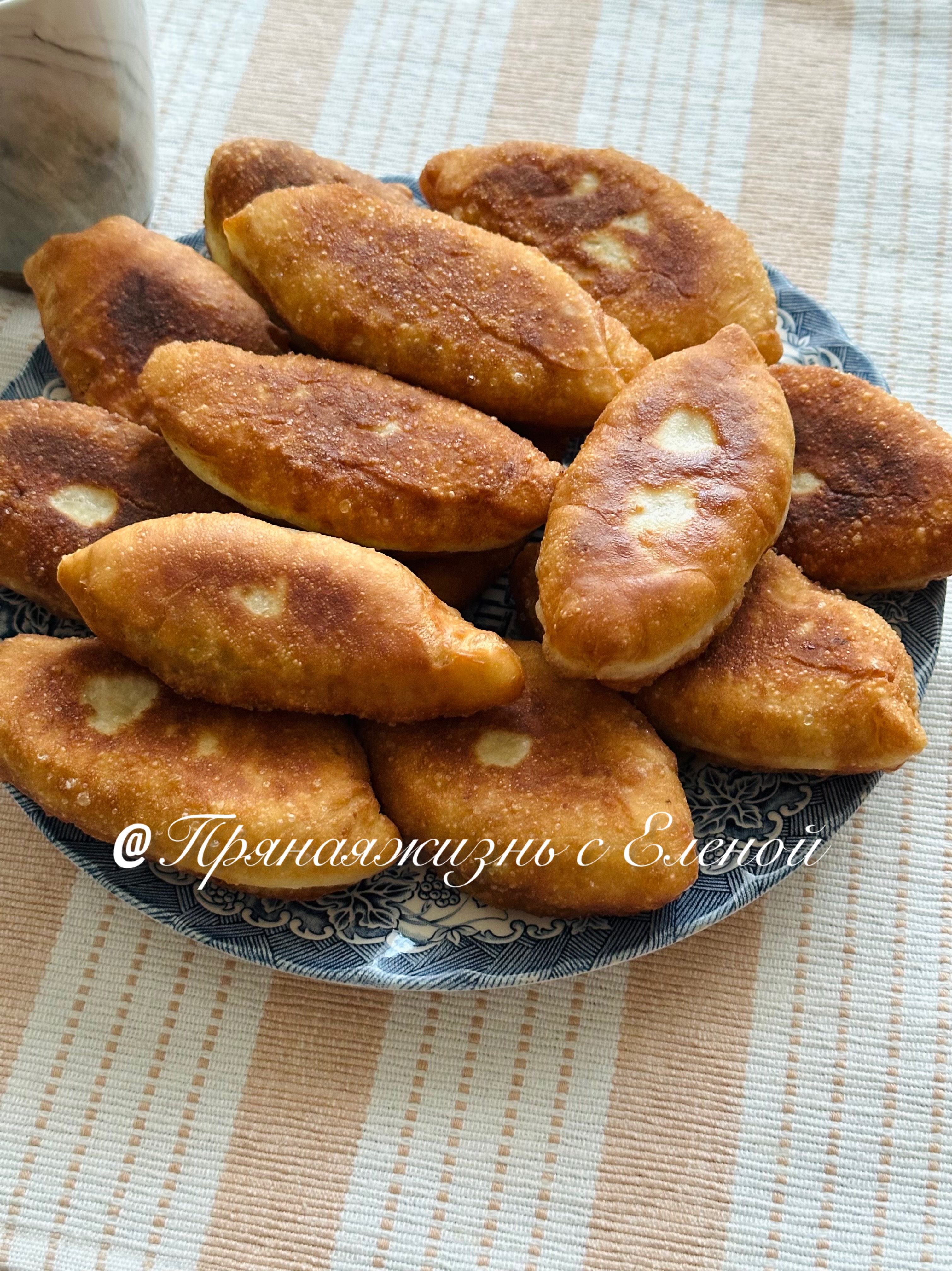 Жареные пирожки с капустой, яйцом и зелёным луком