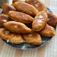 Жареные пирожки с капустой, яйцом и зелёным луком