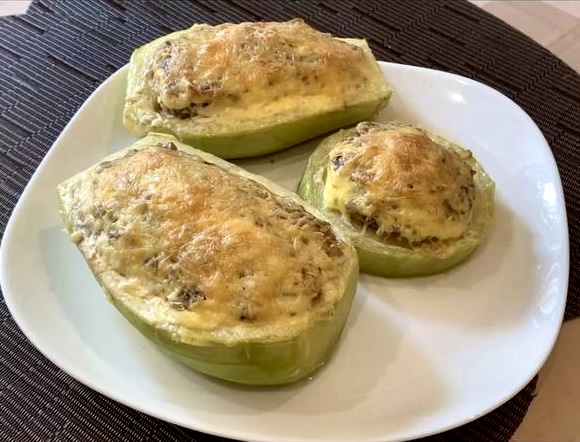 Фаршированные кабачки с мясным фаршем и сыром