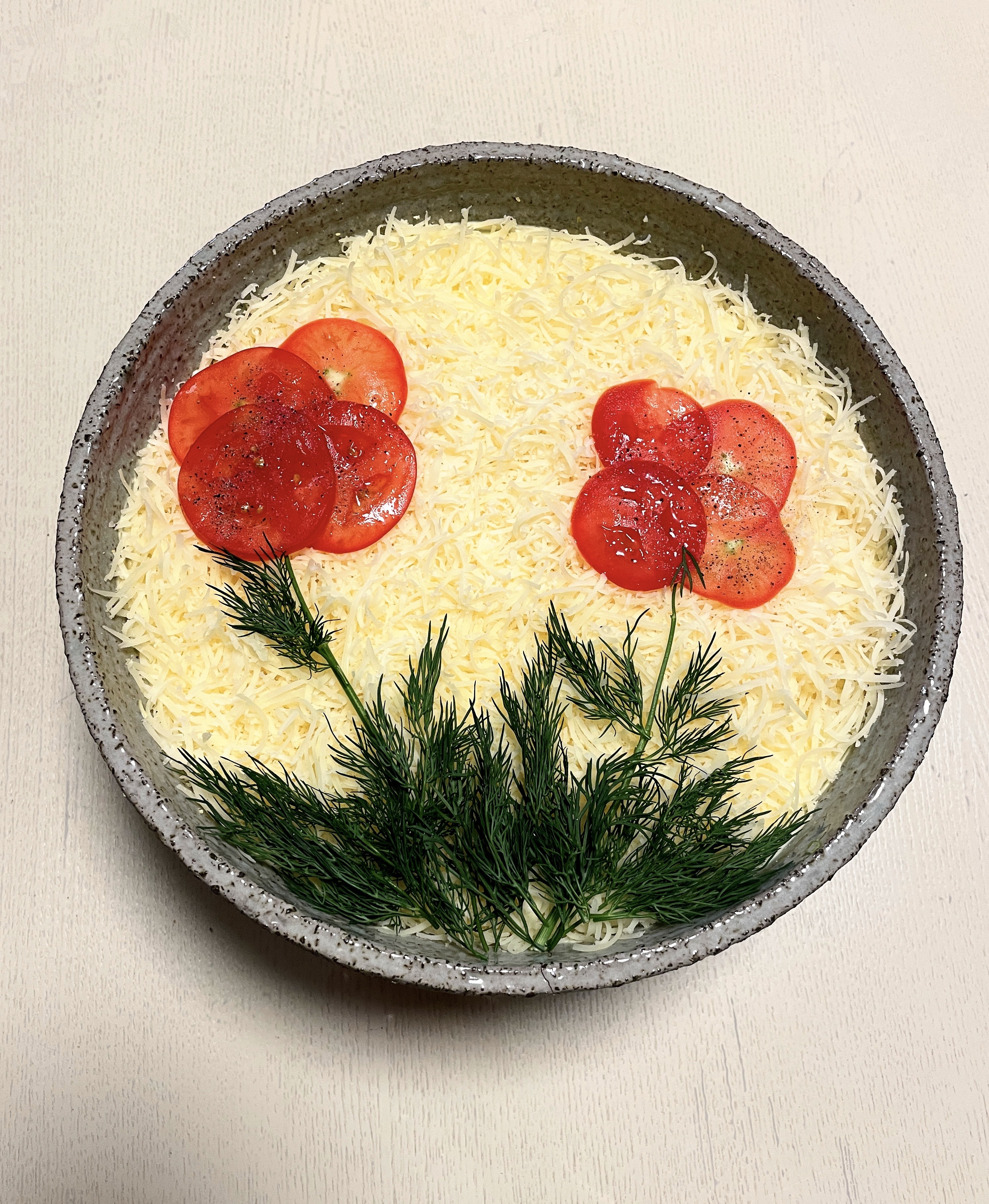 Салат с крабовыми палочками и копченым сыром