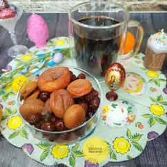 Мятный компот из кураги и вяленой вишни 