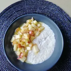 Овсяная каша с карамелизированными яблоками
