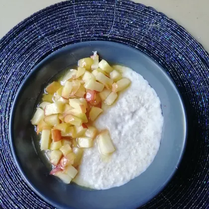 Овсяная каша с карамелизированными яблоками