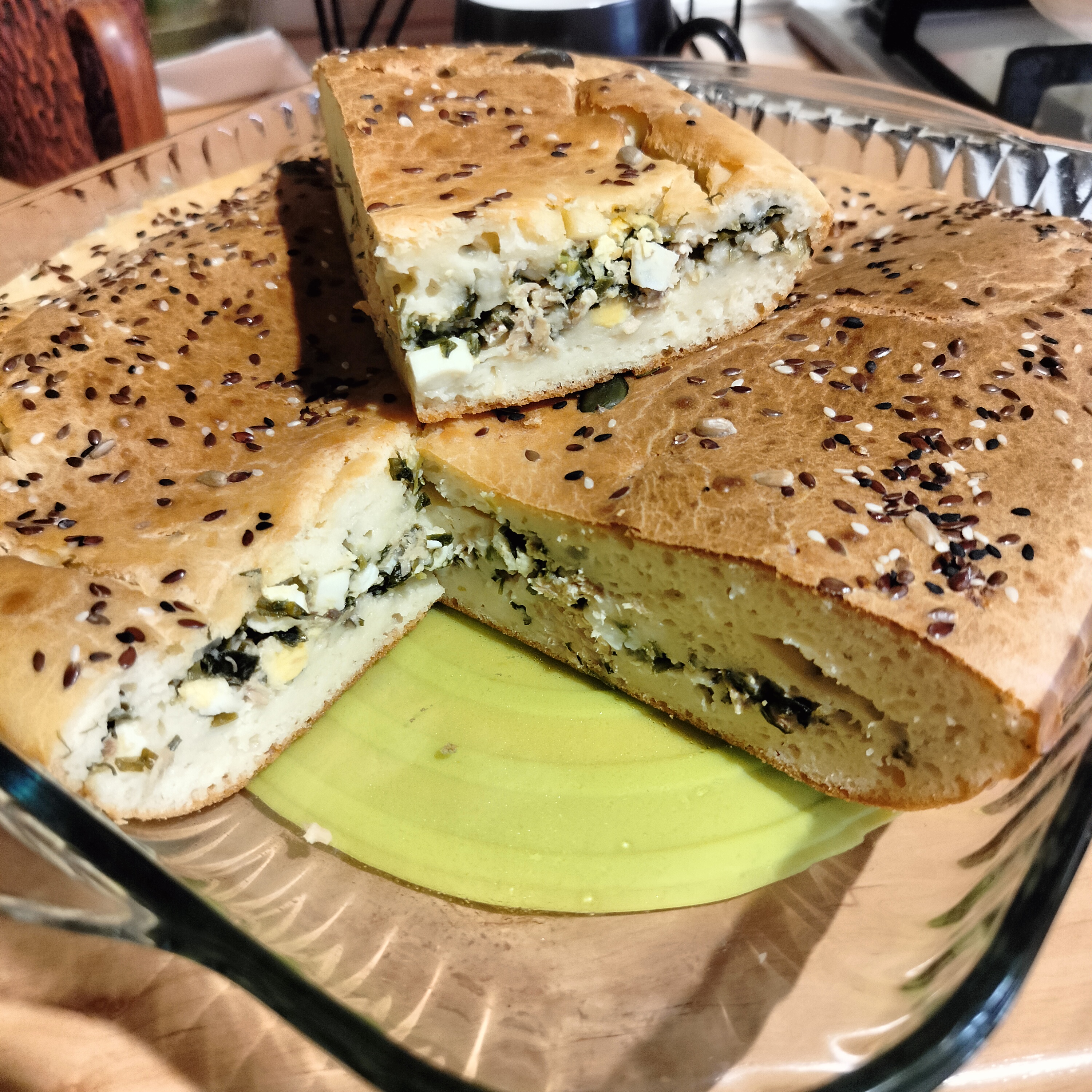 Заливной пирог с луком, яйцом и горбушей