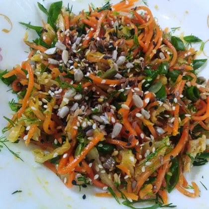 Салат с кальмарами и корейской морковью - Лайфхакер