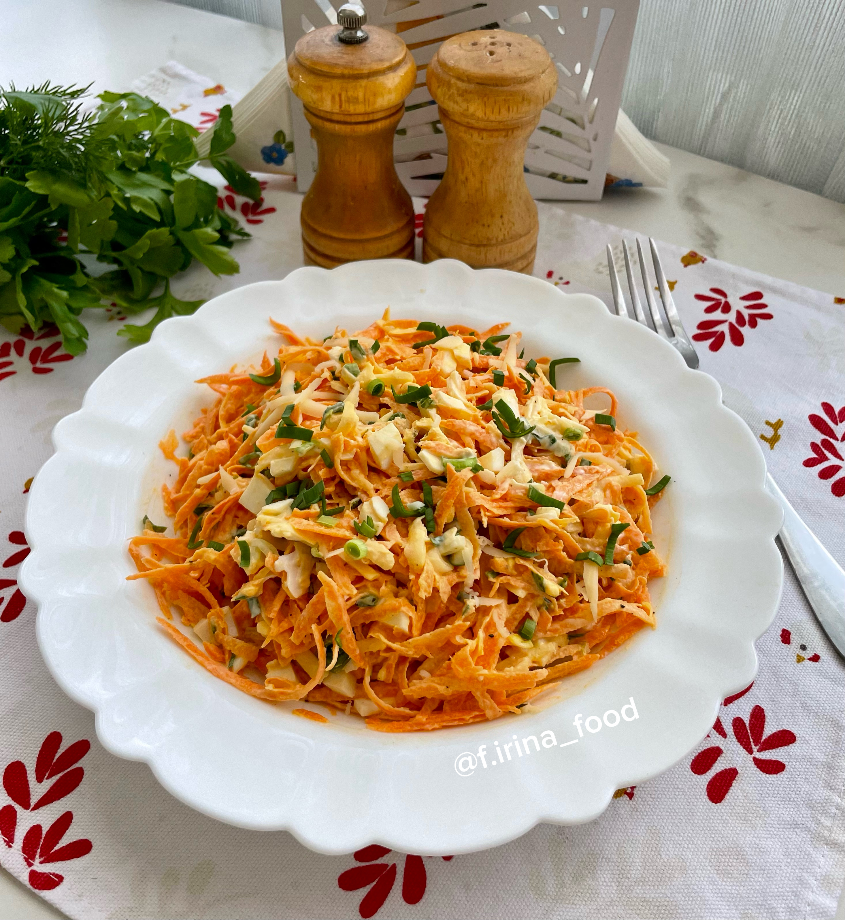 Салат с морковью, сыром и яйцом 