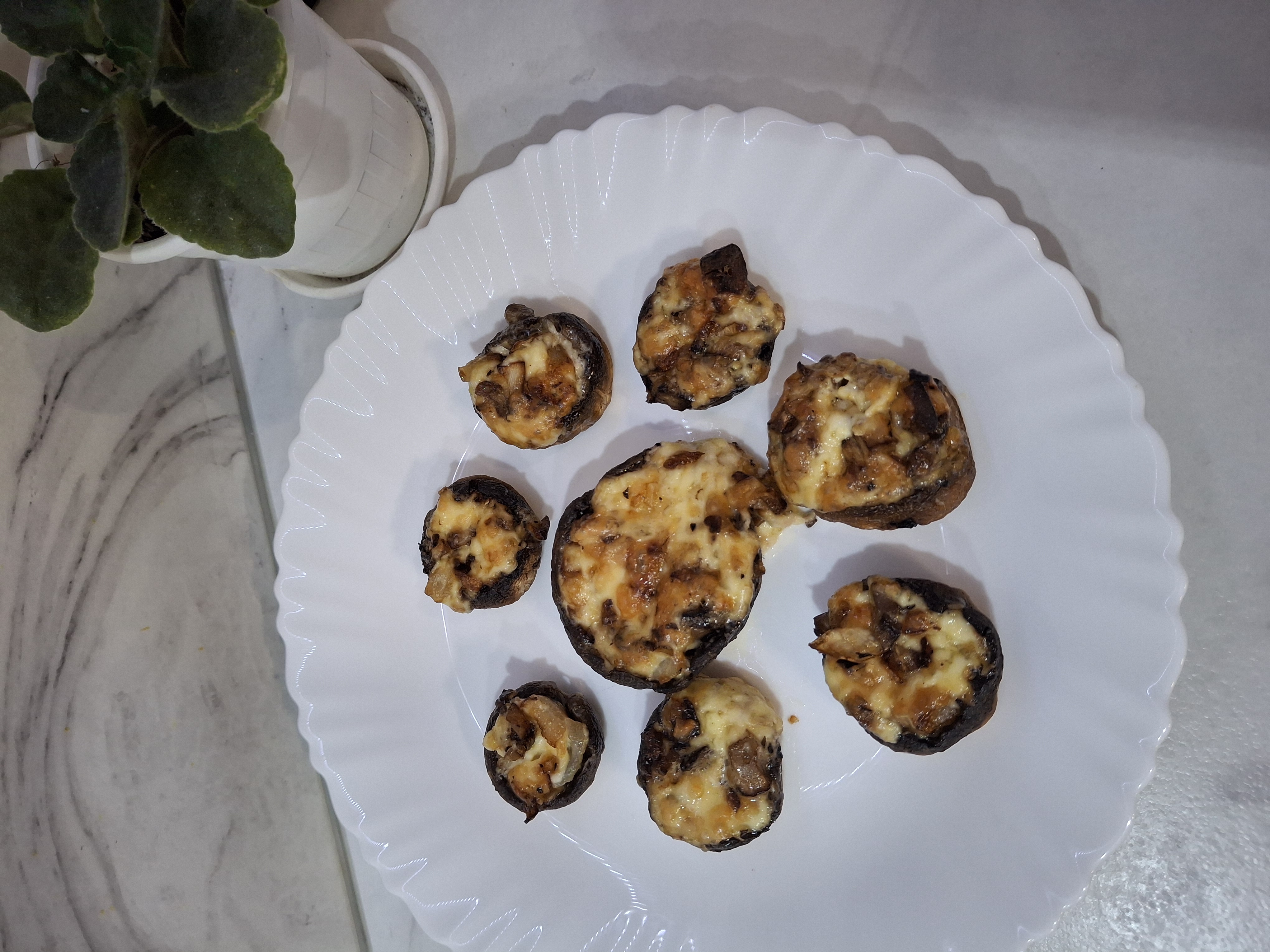 Шампиньоны запечённые с луком и сыром