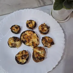 Шампиньоны запечённые с луком и сыром
