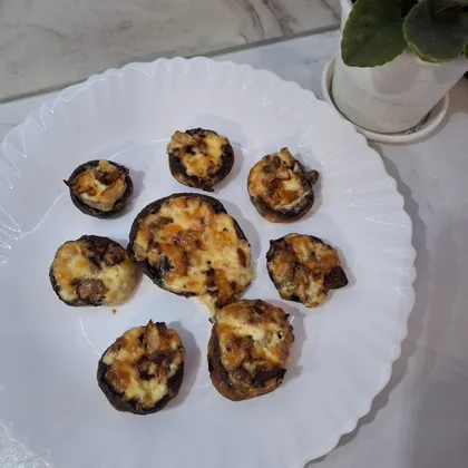 Шампиньоны запечённые с луком и сыром