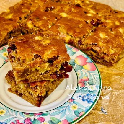 Постная медовая коврижка с вяленой клюквой и яблоком