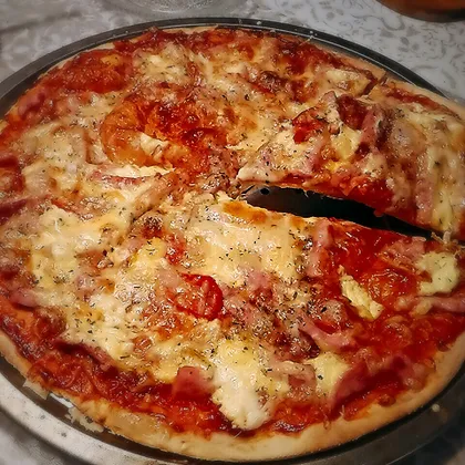 Пицца на слоёном тесте с моцареллой
