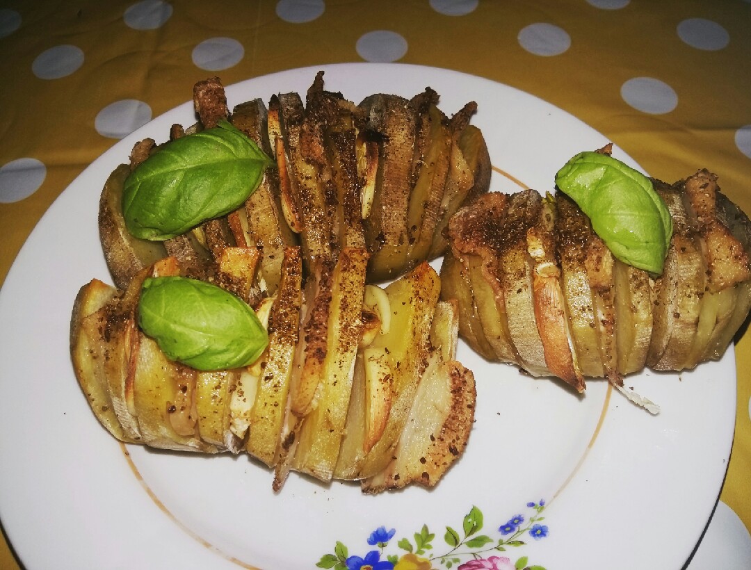 Запеченная картошка-гармошка с салом и помидором