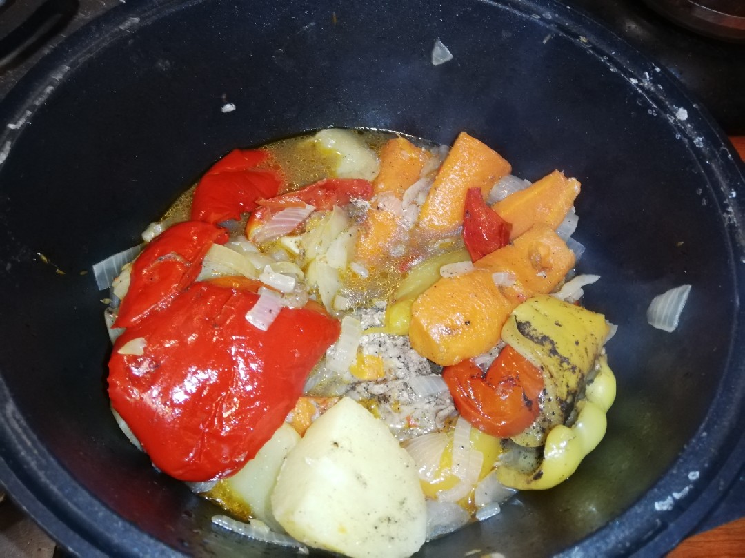 Свинина, тушеная с луком и морковью - 7 пошаговых фото в рецепте