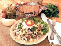 Салат из макарон с селедкой и ветчиной