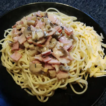 Спагетти в сливочном соусе с беконом и шампиньонами