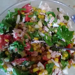 Салат с вареной курицей и кукурузой