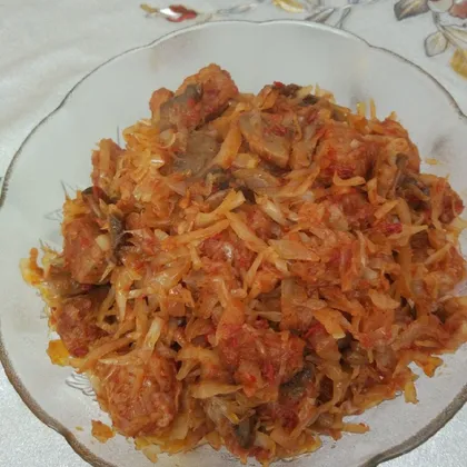 Тушёная капуста с мясом и грибами