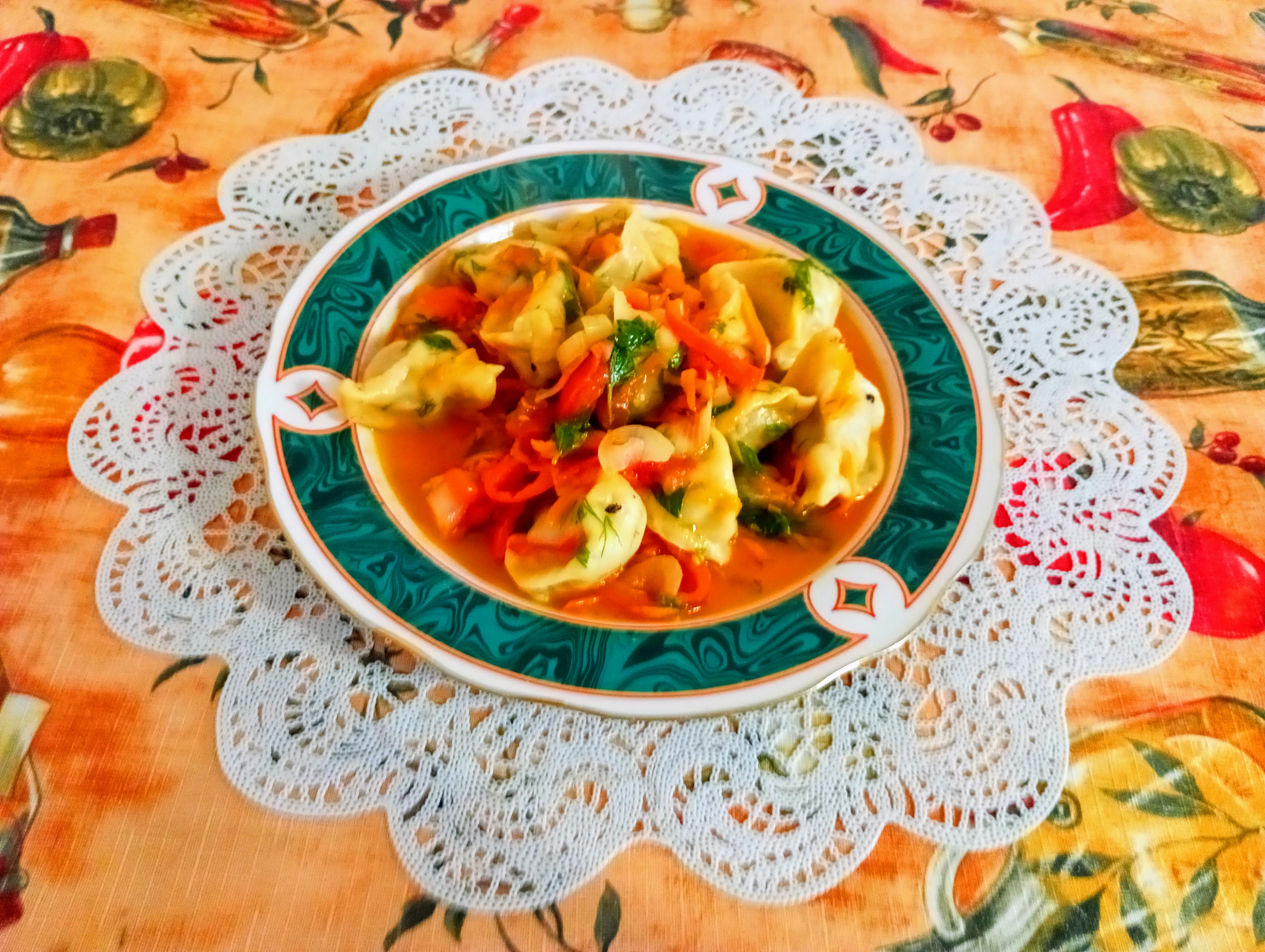 Пельмени на сковороде с овощным соусом  и зеленью