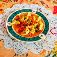 Пельмени на сковороде с овощным соусом  и зеленью