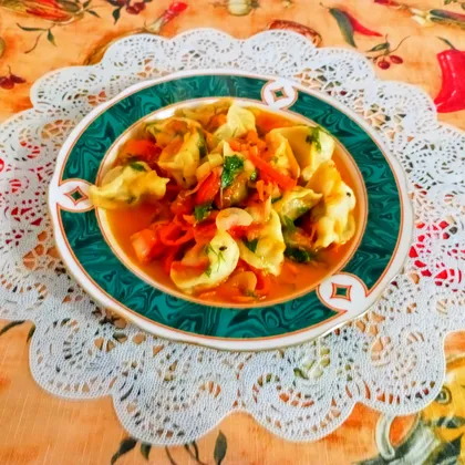 Пельмени на сковороде с овощным соусом  и зеленью