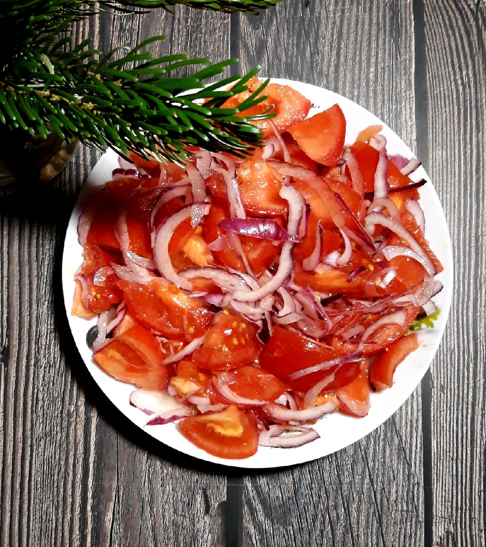 Салат из помидоров и ялтинского лука 🥗