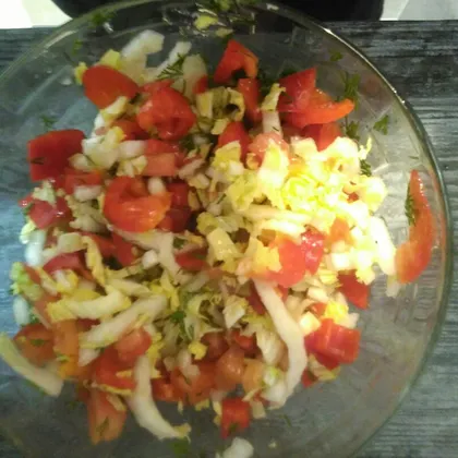 Салат с пекинской капустой, помидором и перцем