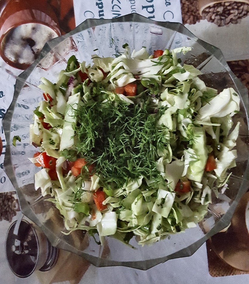 Салат из капусты и помидор «Веселый»