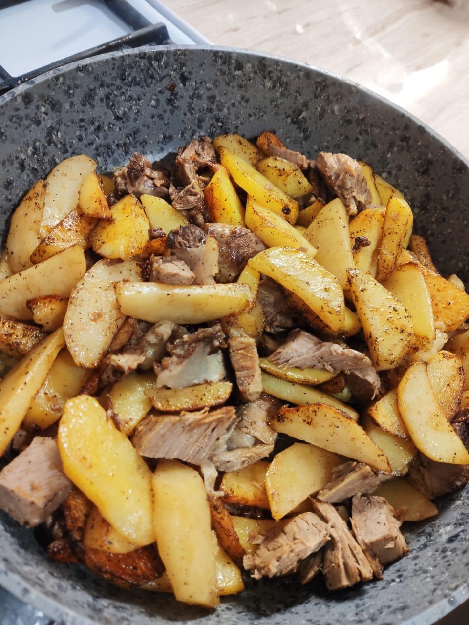 Жареная картошка с мясом на сковороде: рецепт - Лайфхакер