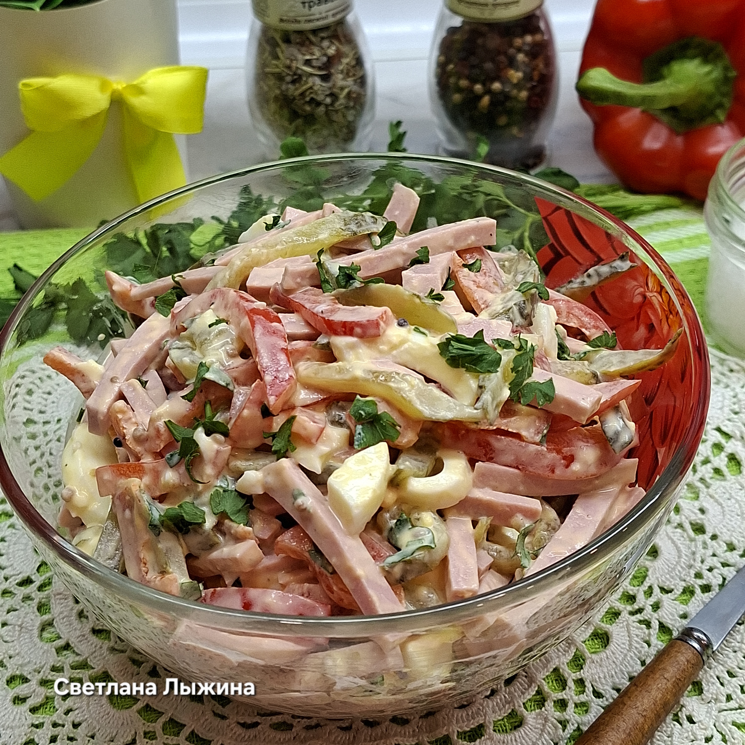 Салат с колбасой, маринованными огурцами и болгарским перцем