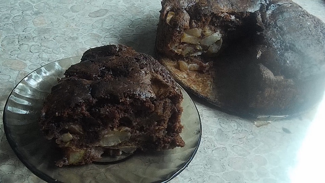 Шоколадная шарлотка с грушами