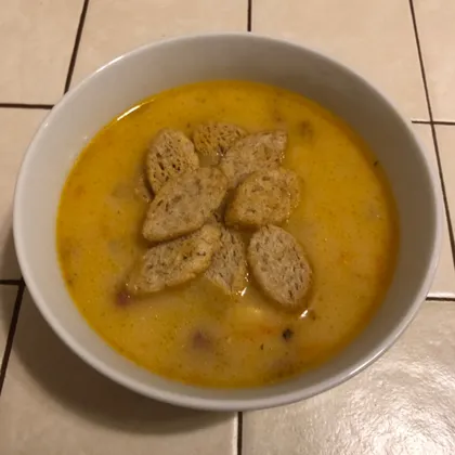 Сырный суп с колбасками и паприкой