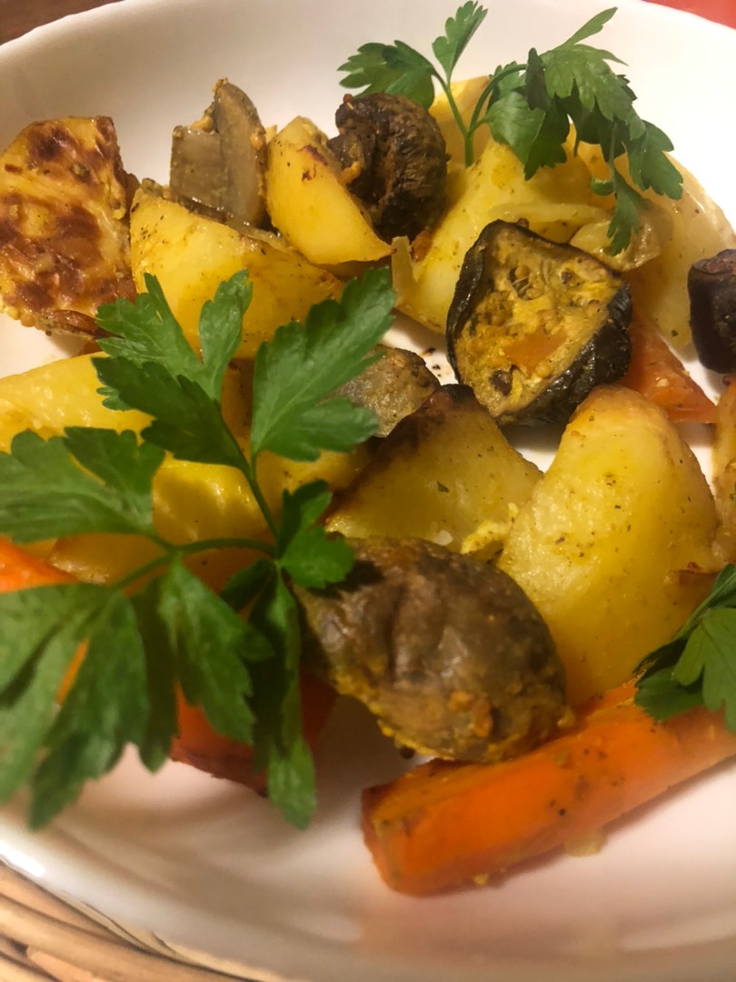 Запечённый картофель, баклажан, шампиньоны и морковь в духовке