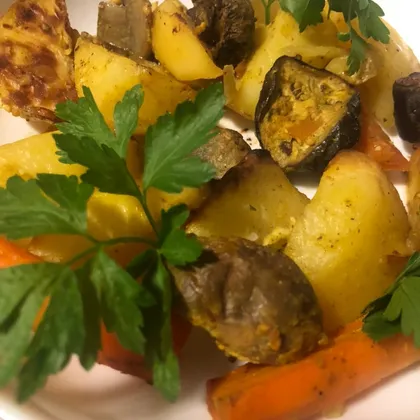 Запечённый картофель, баклажан, шампиньоны и морковь в духовке