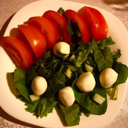 Пикантный салат из салатной смеси, черри и моцареллы