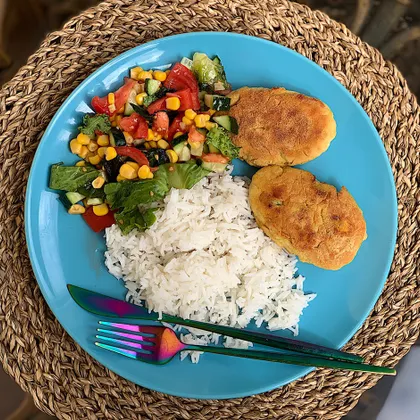 ПП обед: куриные котлеты с рикоттой и вялеными помидорами + рис + салат