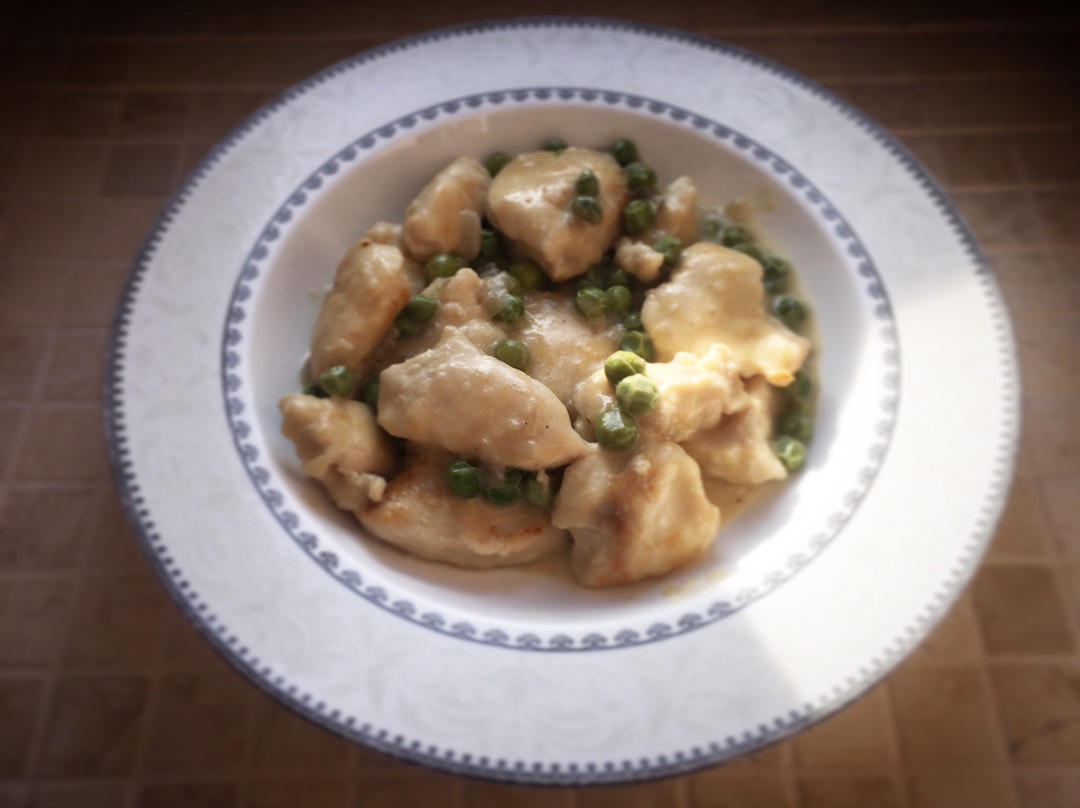 Нежнейшая курочка в сливочном соусе с зелёным горошком