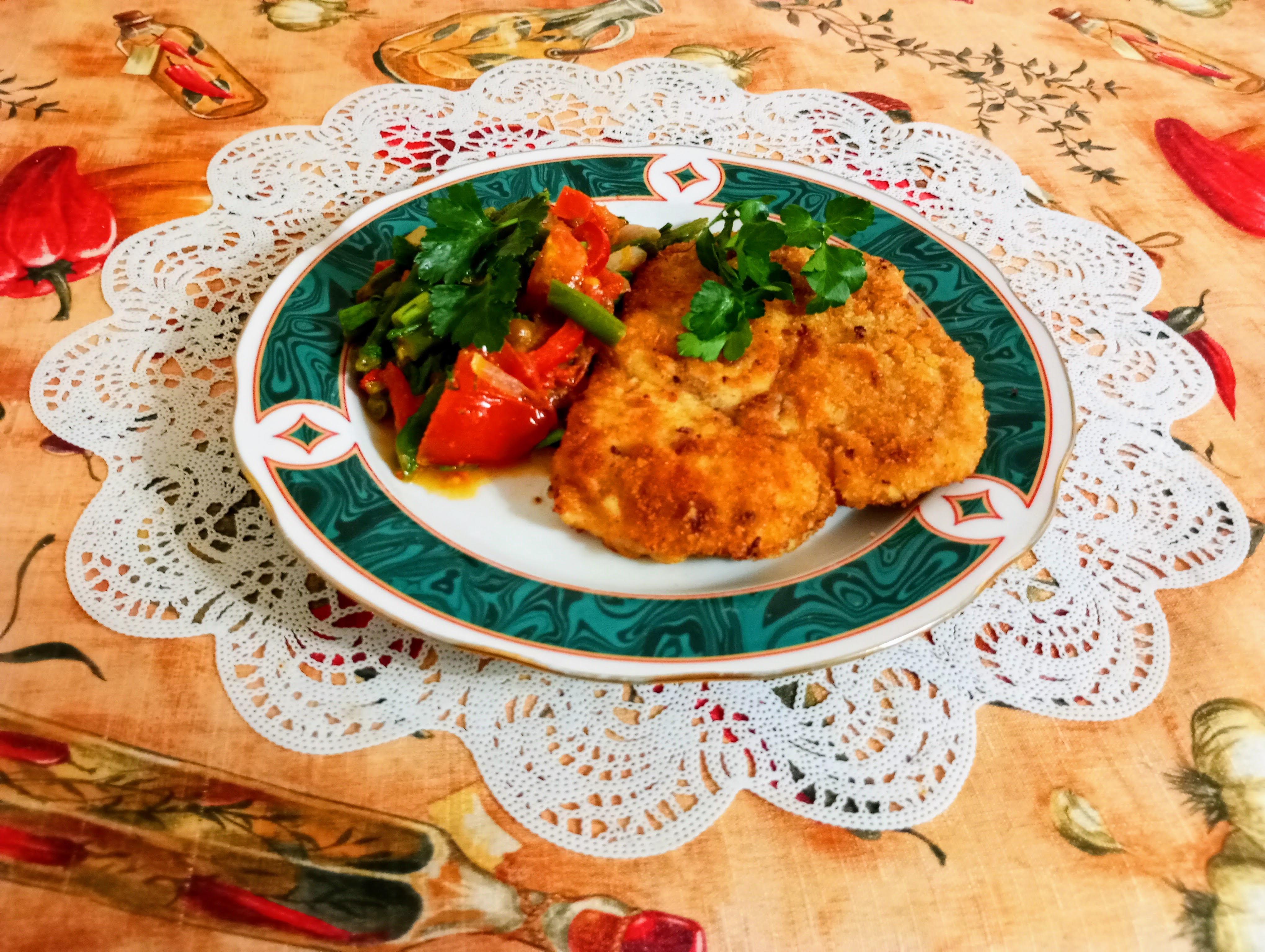 Отбивная из курицы с овощным гарниром